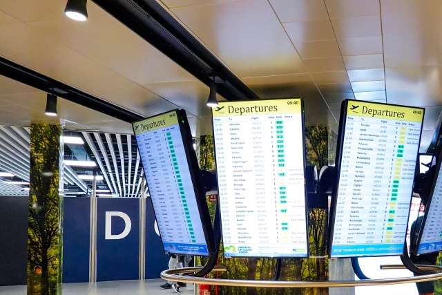 空港にあるデジタルサイネージの看板写真