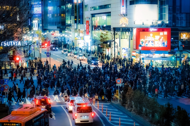 渋谷のスクランブル交差点周辺の写真。デジタルサイネージが夜でも明るく視認性の高さが分かる。