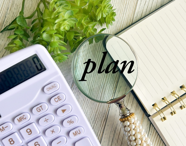 電卓と"Plan"が虫眼鏡で拡大されたイメージ画像。
