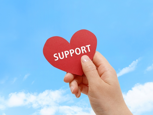 ハートマークに"SUPPORT"の記載がある写真
