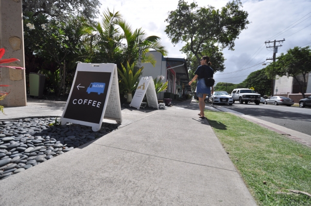 歩行者の導線に合わせて立てかけられているA型看板。