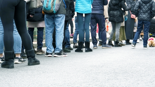 列ができている人々の足元の写真