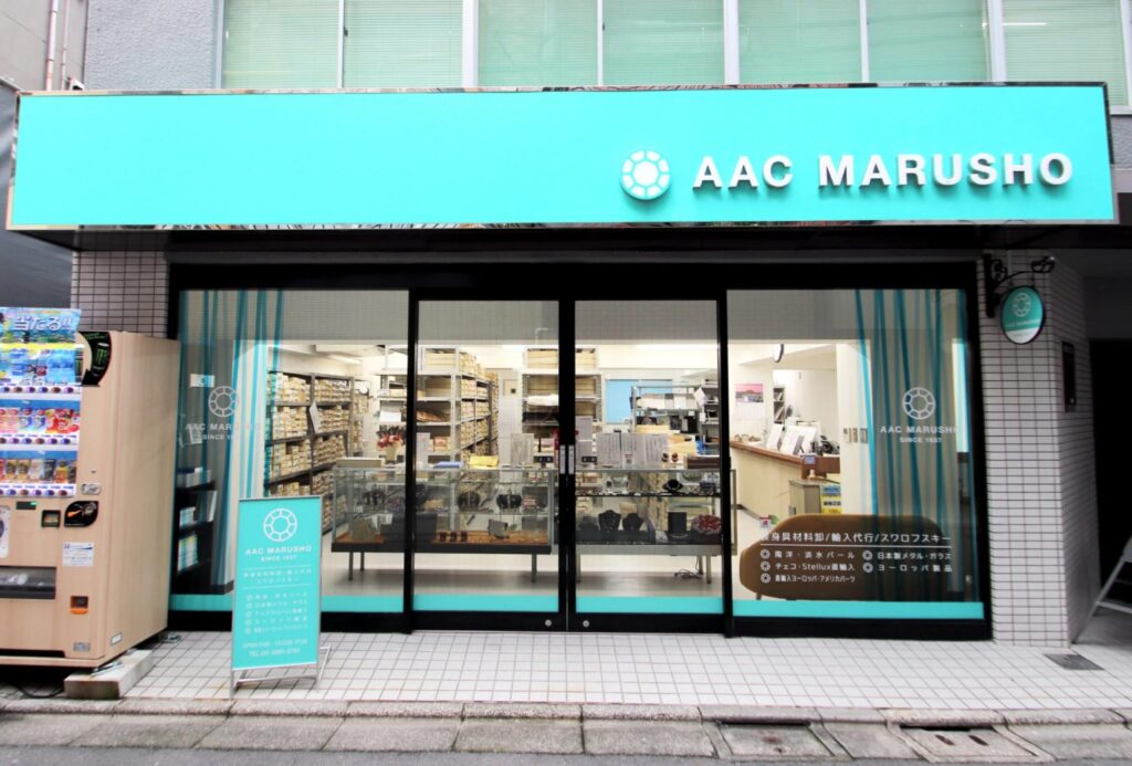 アークマルショウ様のオーエスアート施工事例の看板。水色が基調でさわやかな印象。