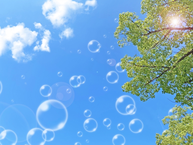 クリーニングのシャボンが青空に飛んでいく