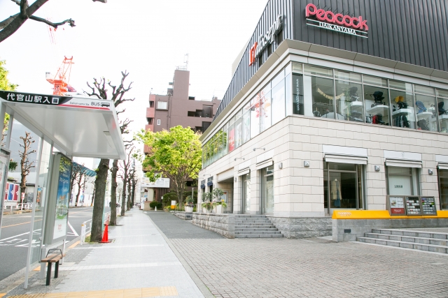 看板のある街並み