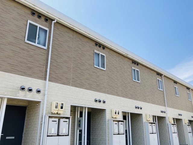 水平方向に塗り分けられた外壁の建物