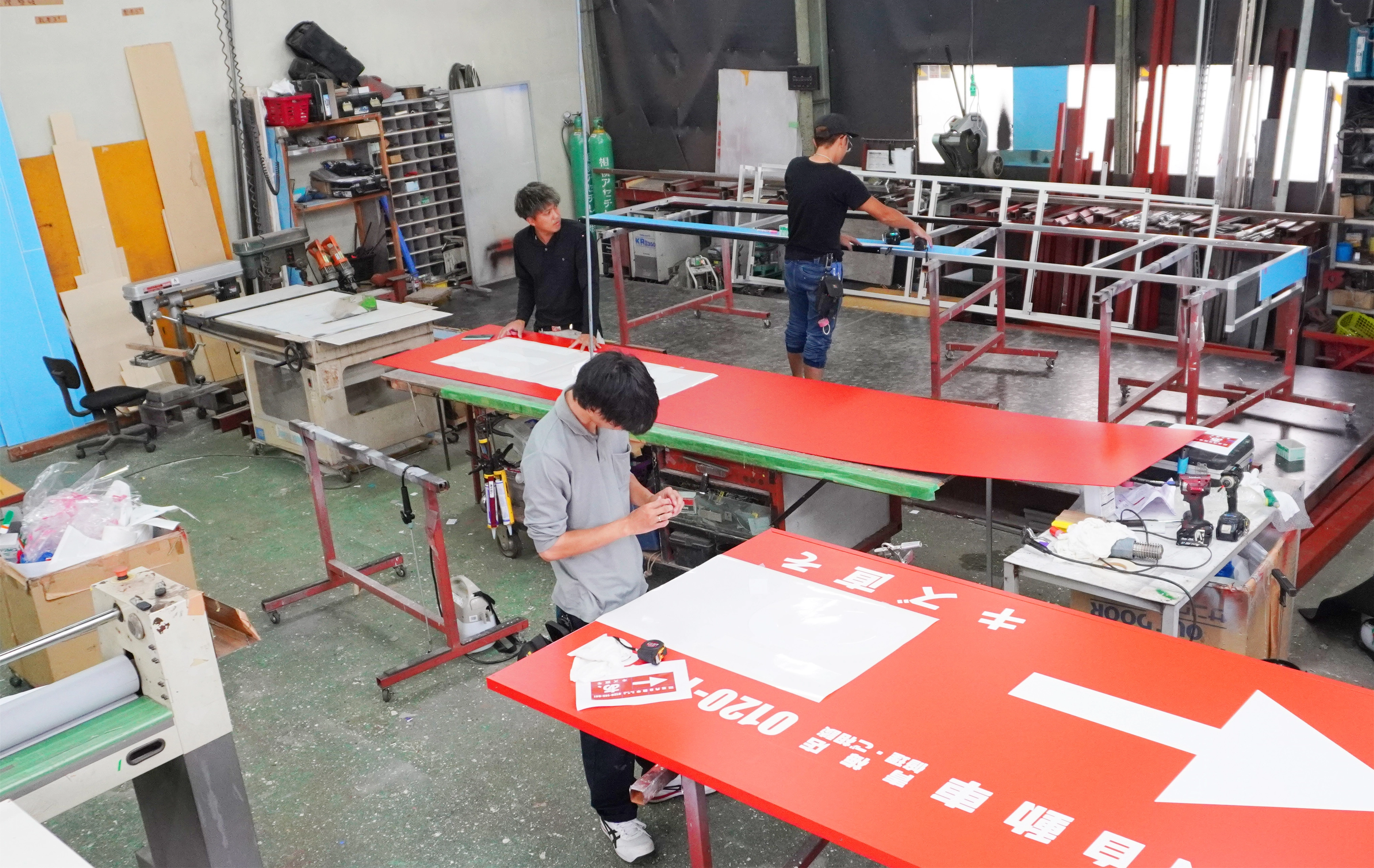 看板工場での制作作業風景