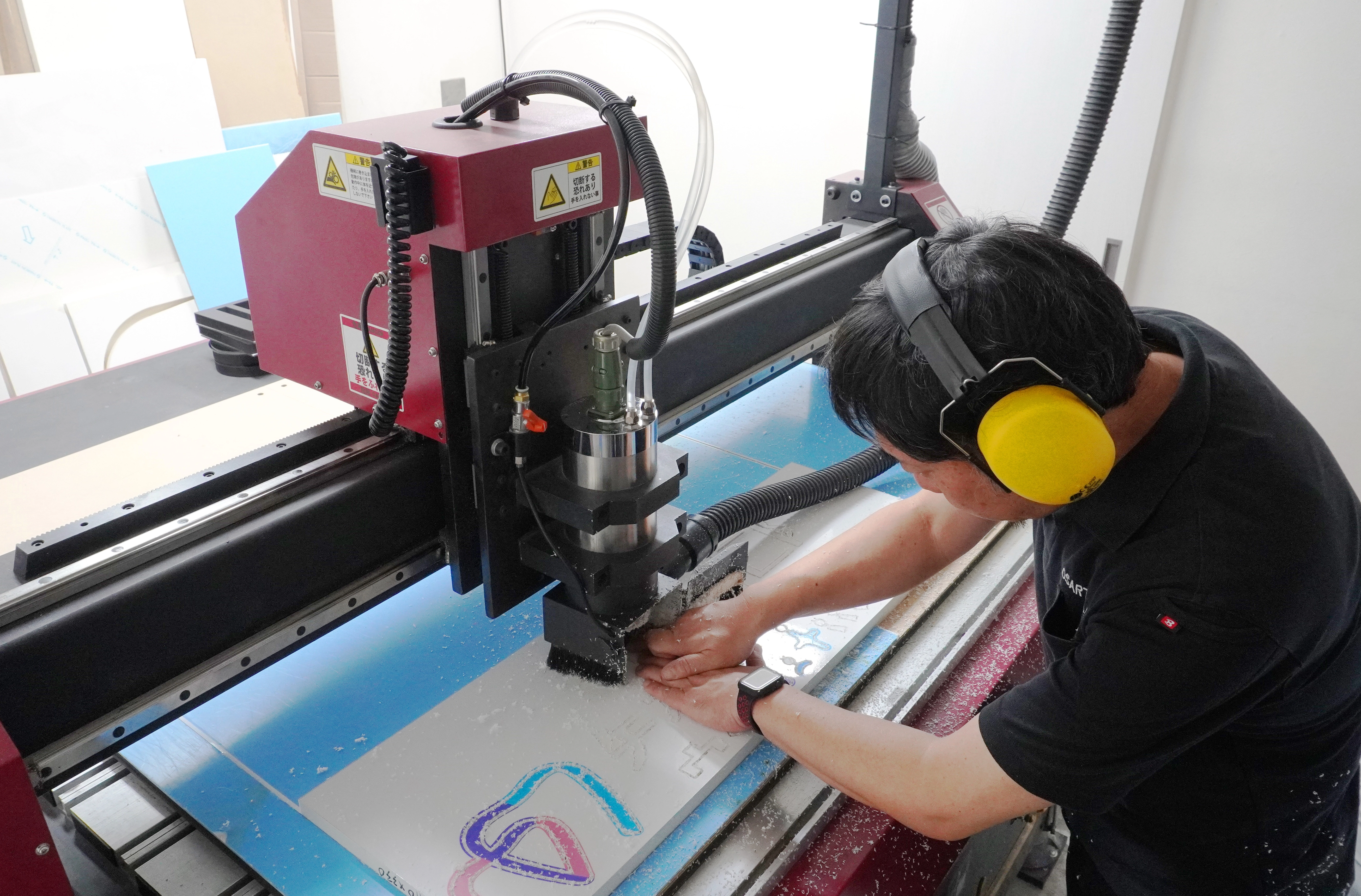 看板の色付け作業風景