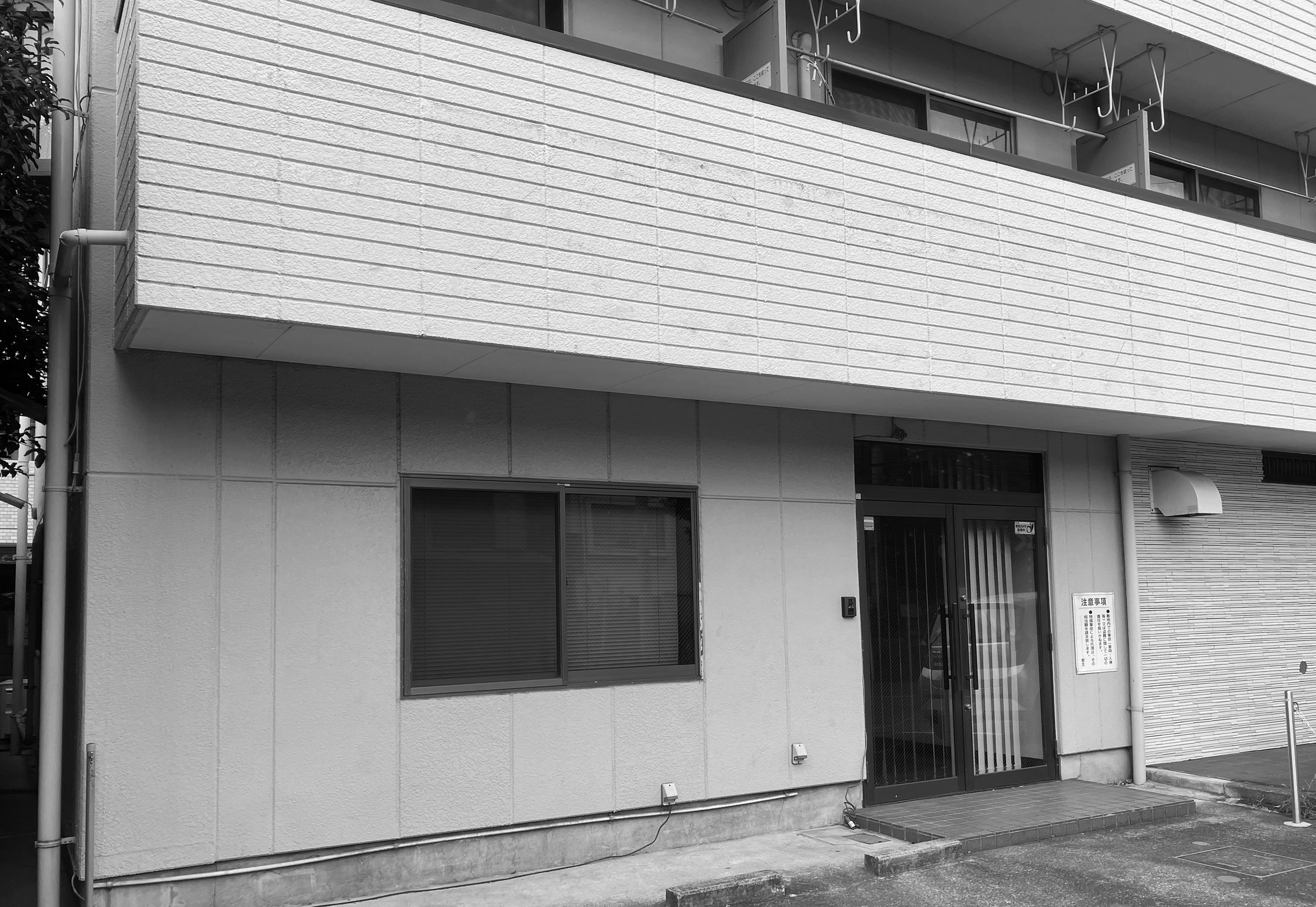 看板設置前モノクロ画像