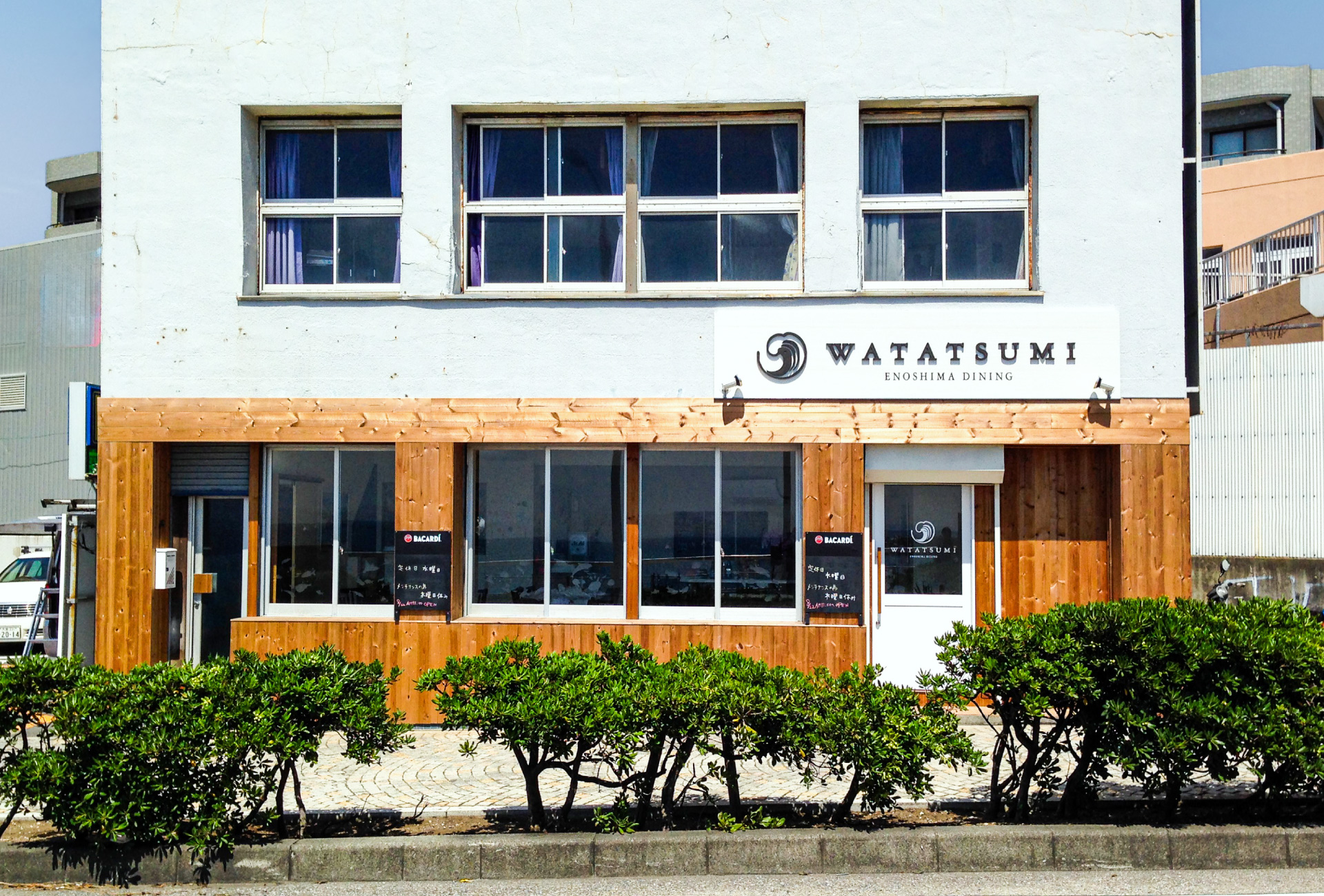 ダイニングカフェ-おしゃれな看板-外観