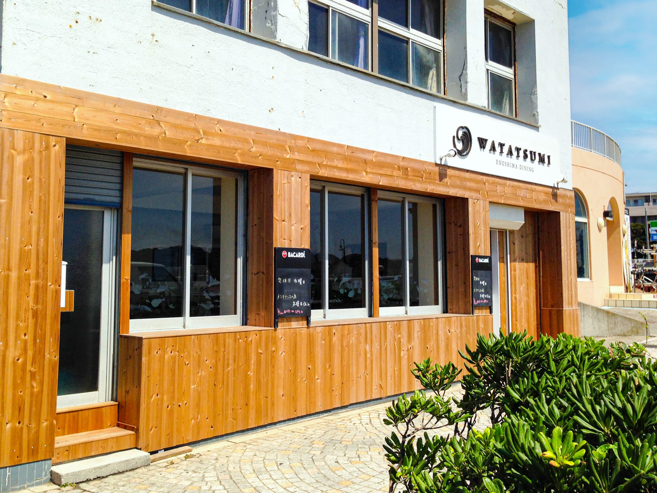 ダイニングカフェ-おしゃれな看板-外観