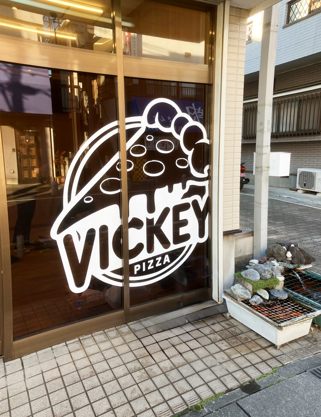 ピザ屋-ポップな看板-ウィンドウシートサイン