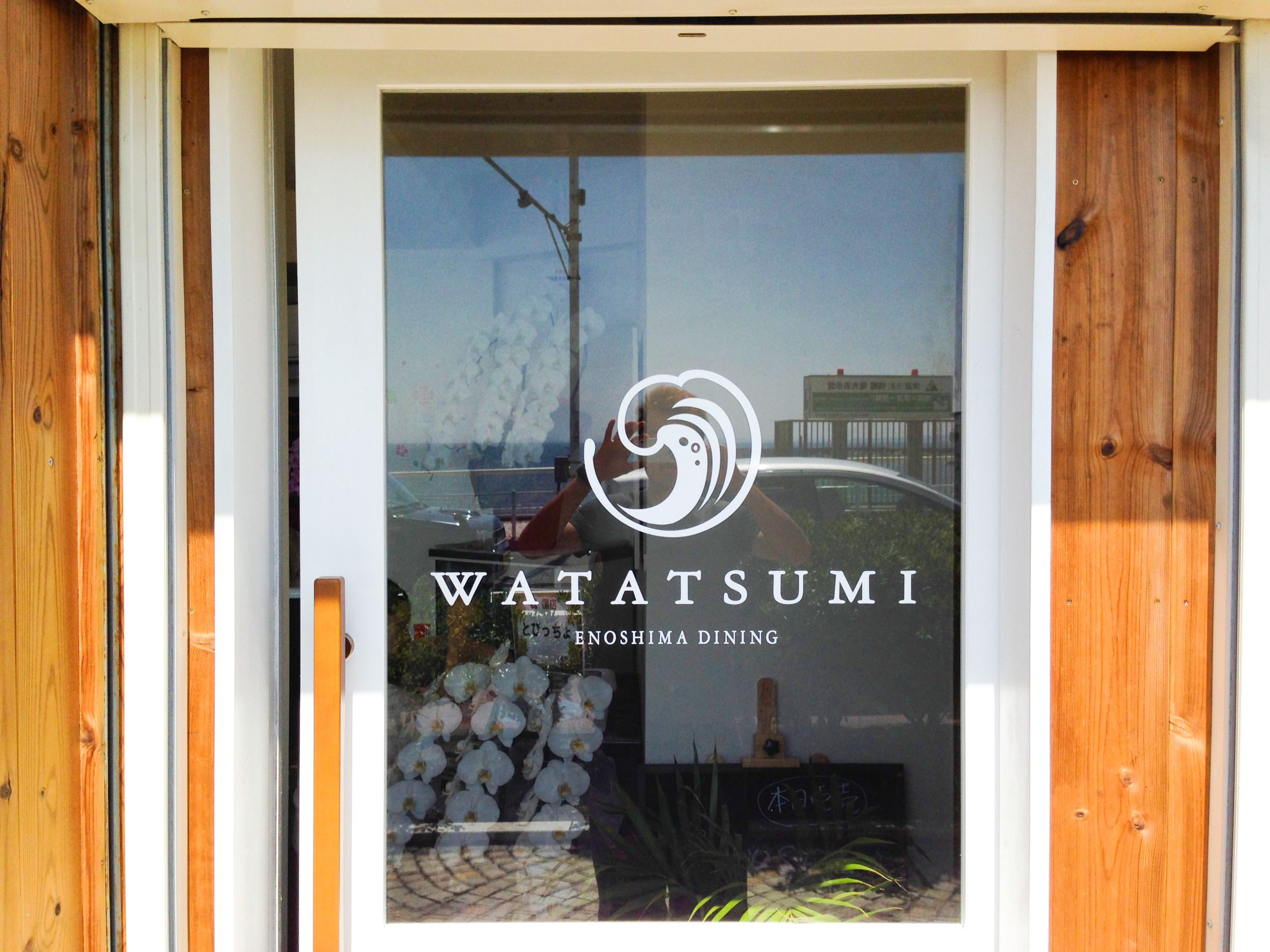 ダイニングカフェ-おしゃれな看板-入り口ウィンドウサイン