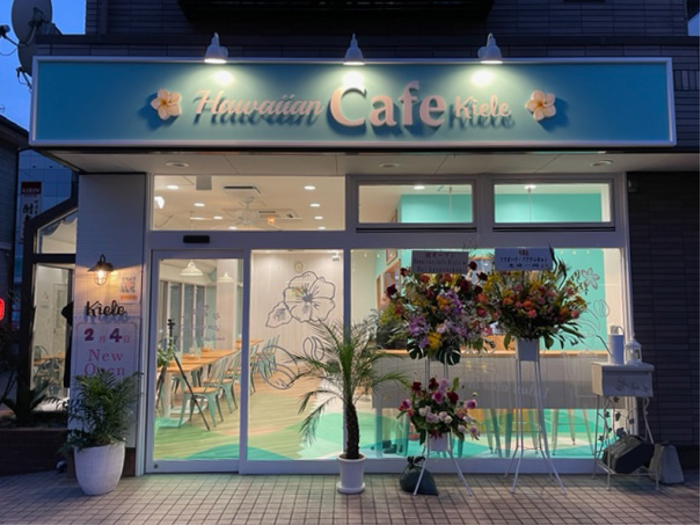 カフェ-かわいらしいハワイアンカフェ-夜