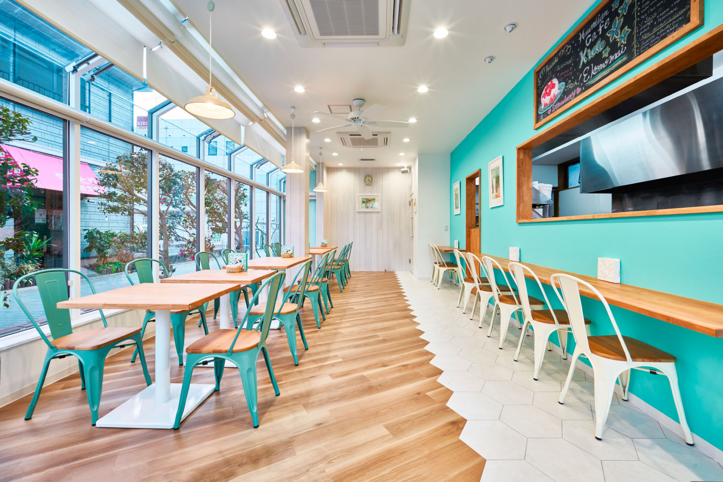 カフェ-かわいらしいハワイアンカフェ-店内