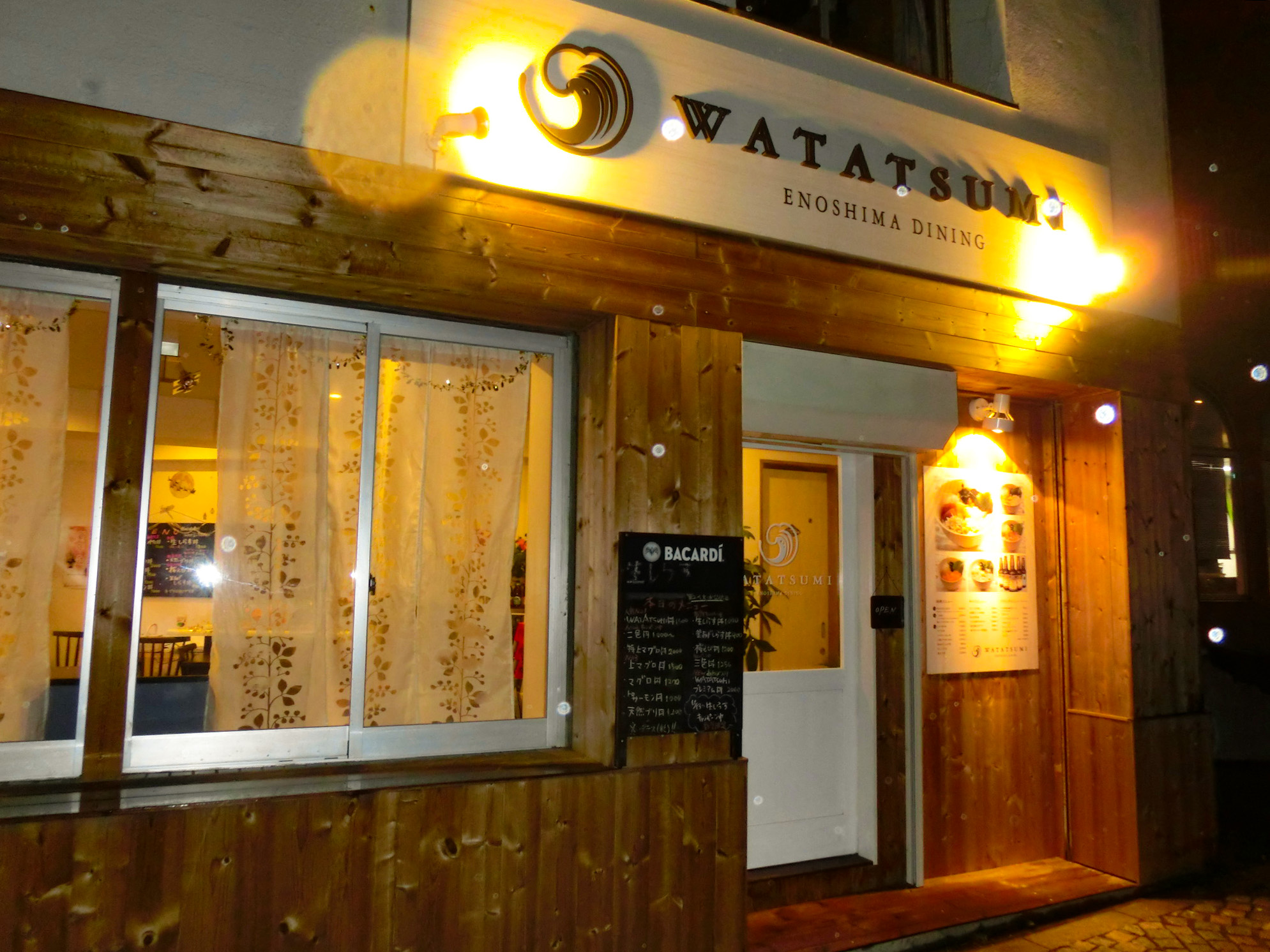 ダイニングカフェ-おしゃれな看板-夜