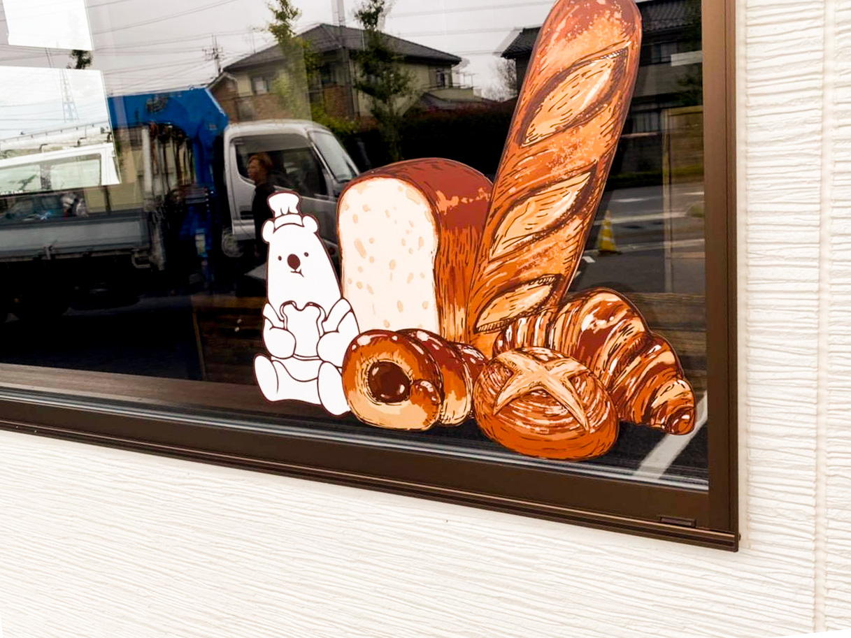 パン屋-かわいい看板-ウィンドウシート