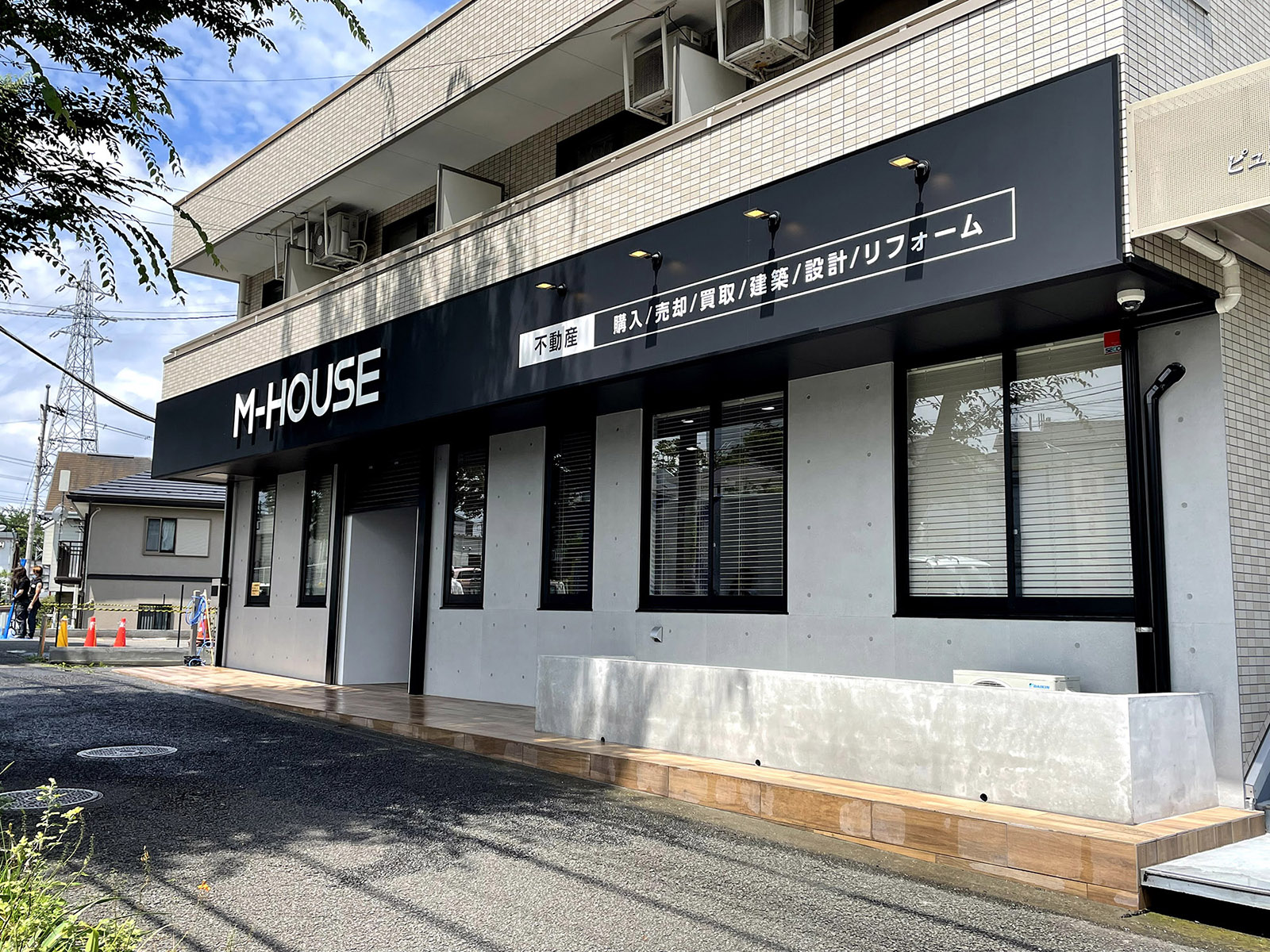 不動産-おしゃれな看板-外観