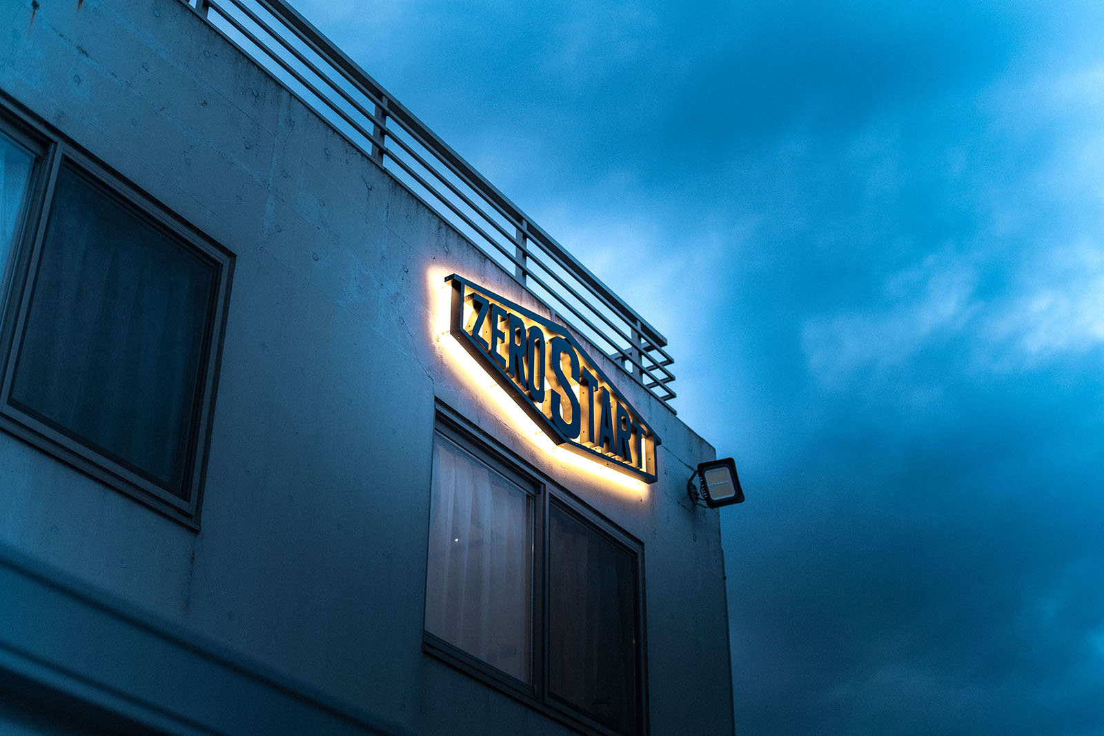 外構塗装-おしゃれな看板-バックチャンネル文字