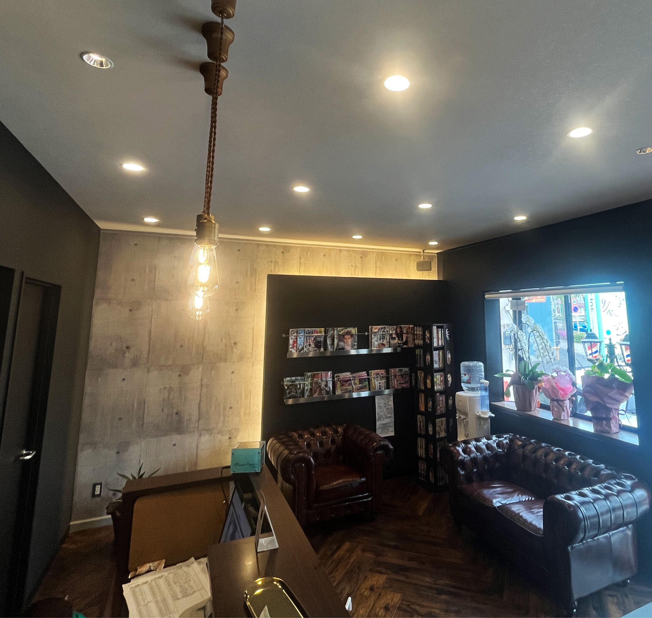 サロン-インパクトのある看板-待合室