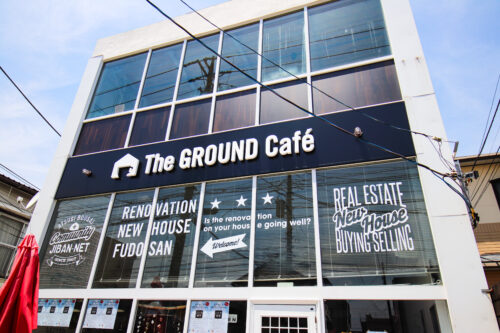 The GROUND CAFEの文字は立体的なチャンネル文字です。