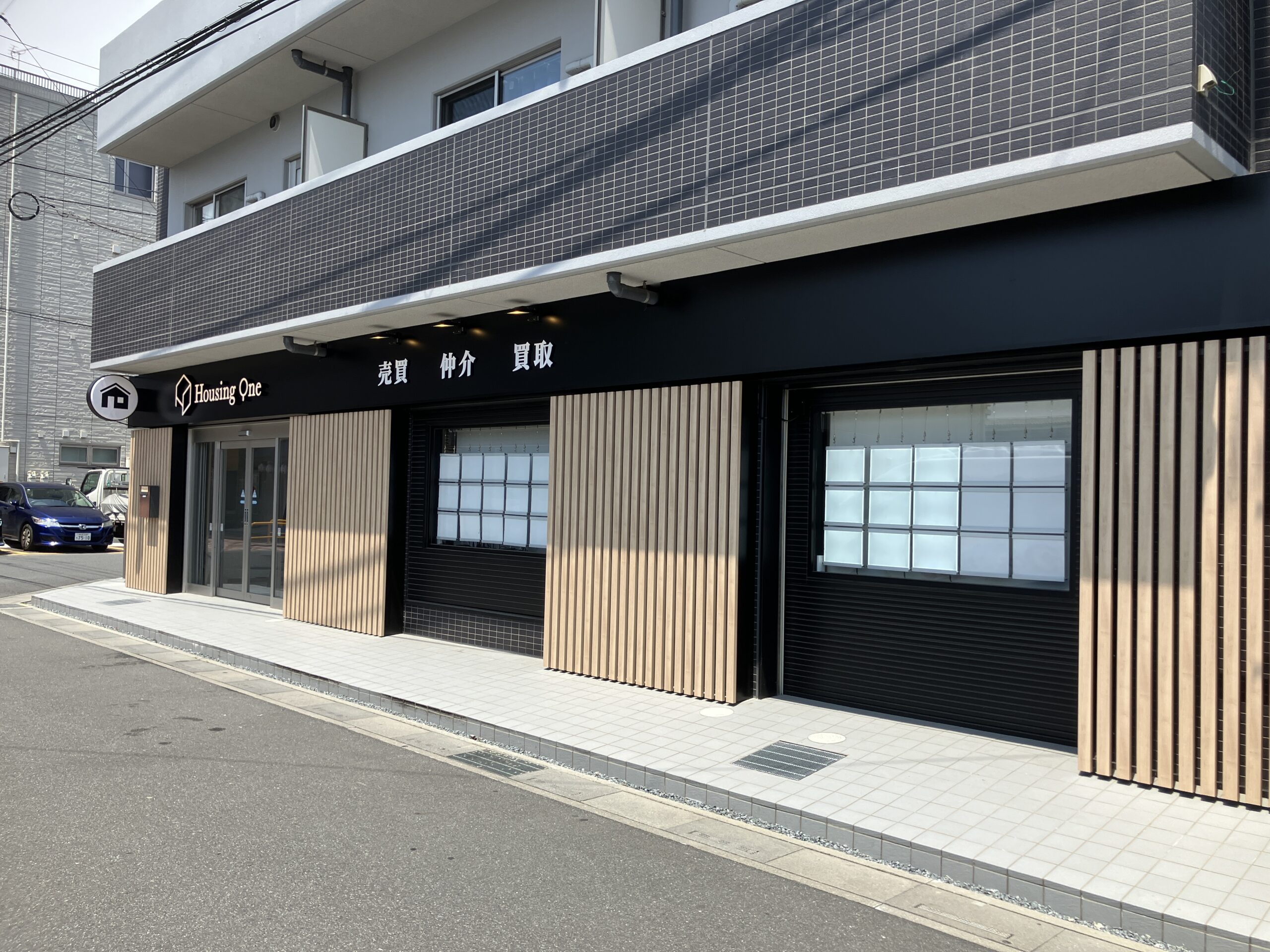Housing One_不動産の看板の写真_右から