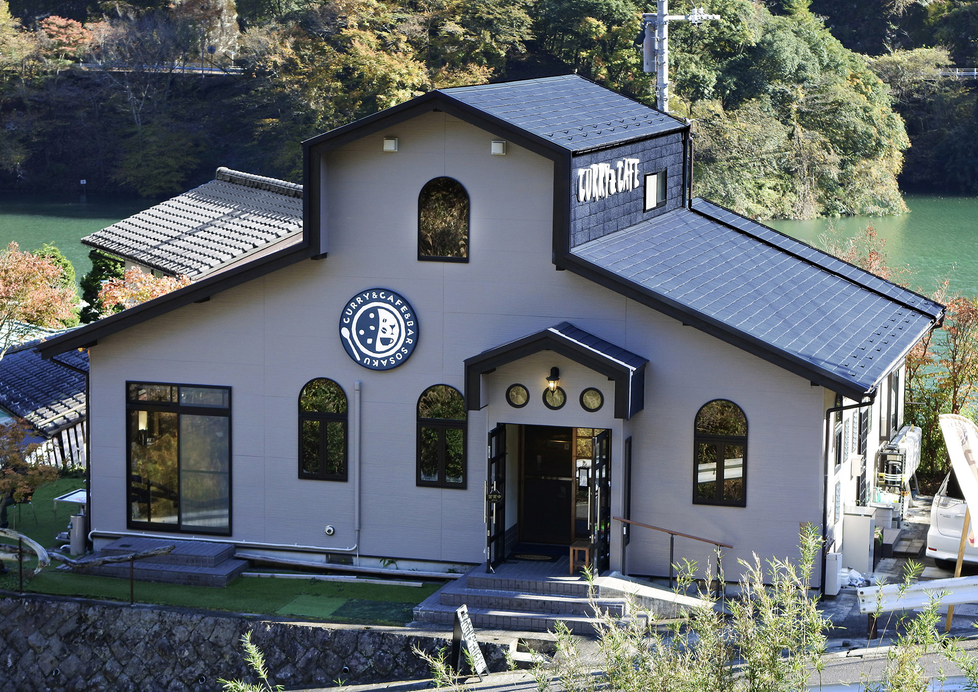カレー屋-シンプルな看板-全景