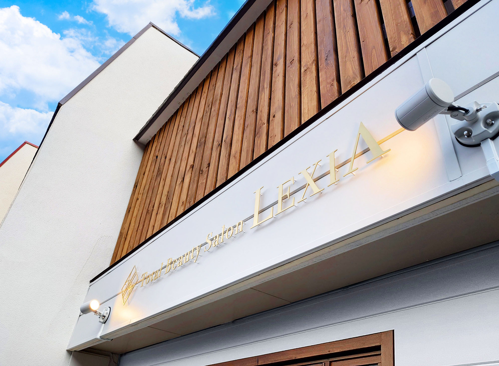 サロン-モダンな看板-ステンレス切文字