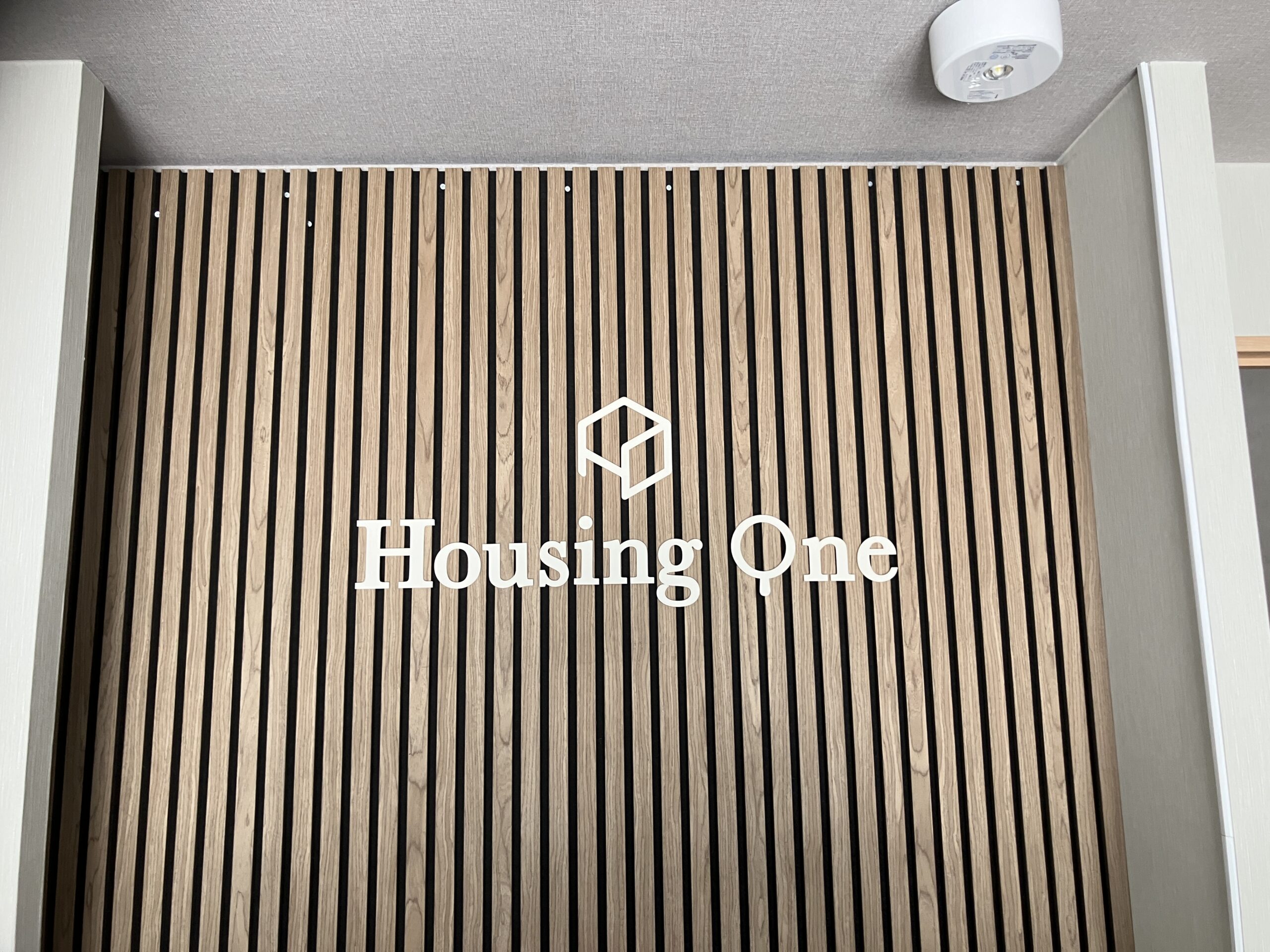 Housing One_不動産の看板の写真_ルーバー