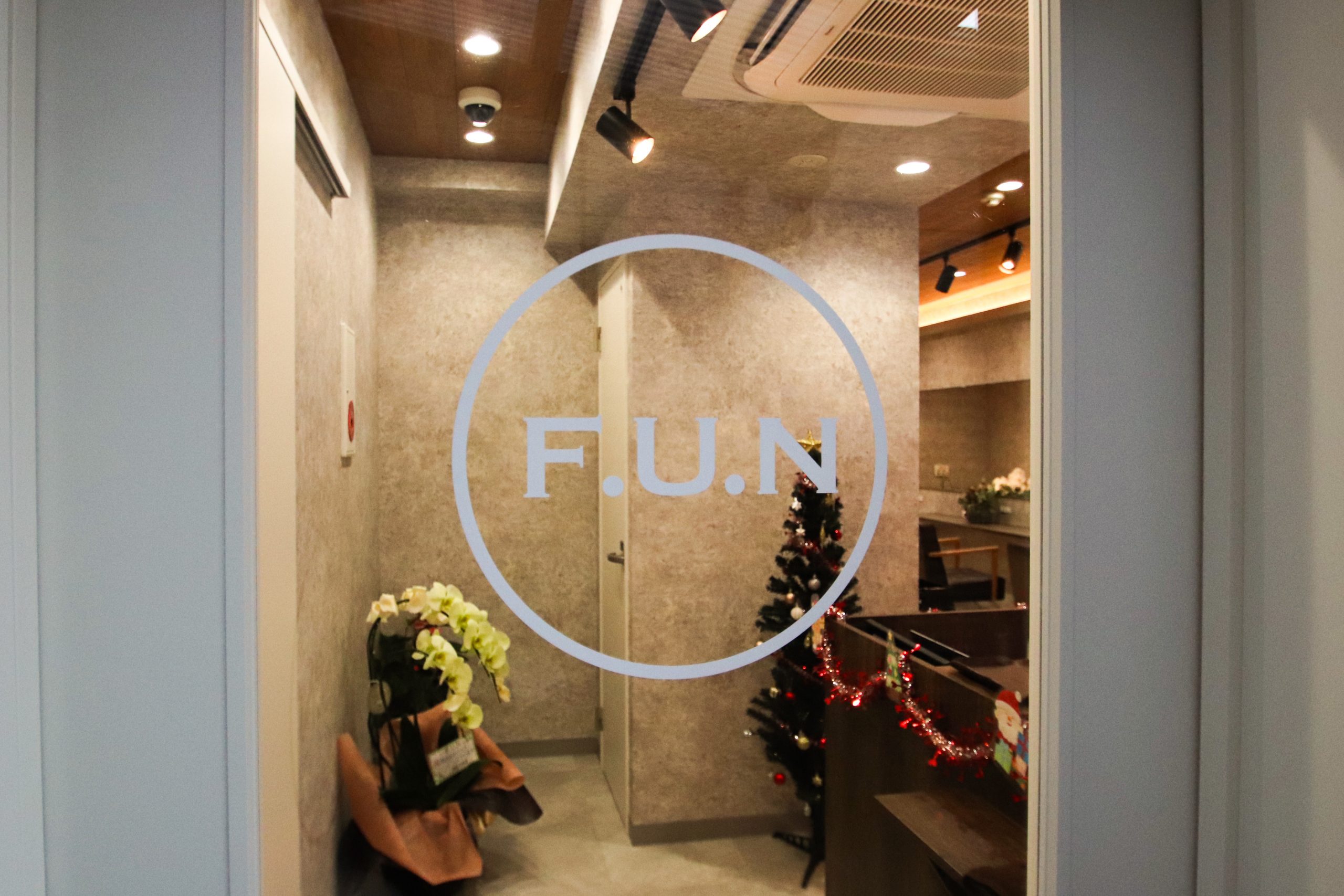 サロン-シンプルな看板-ウィンドウサイン