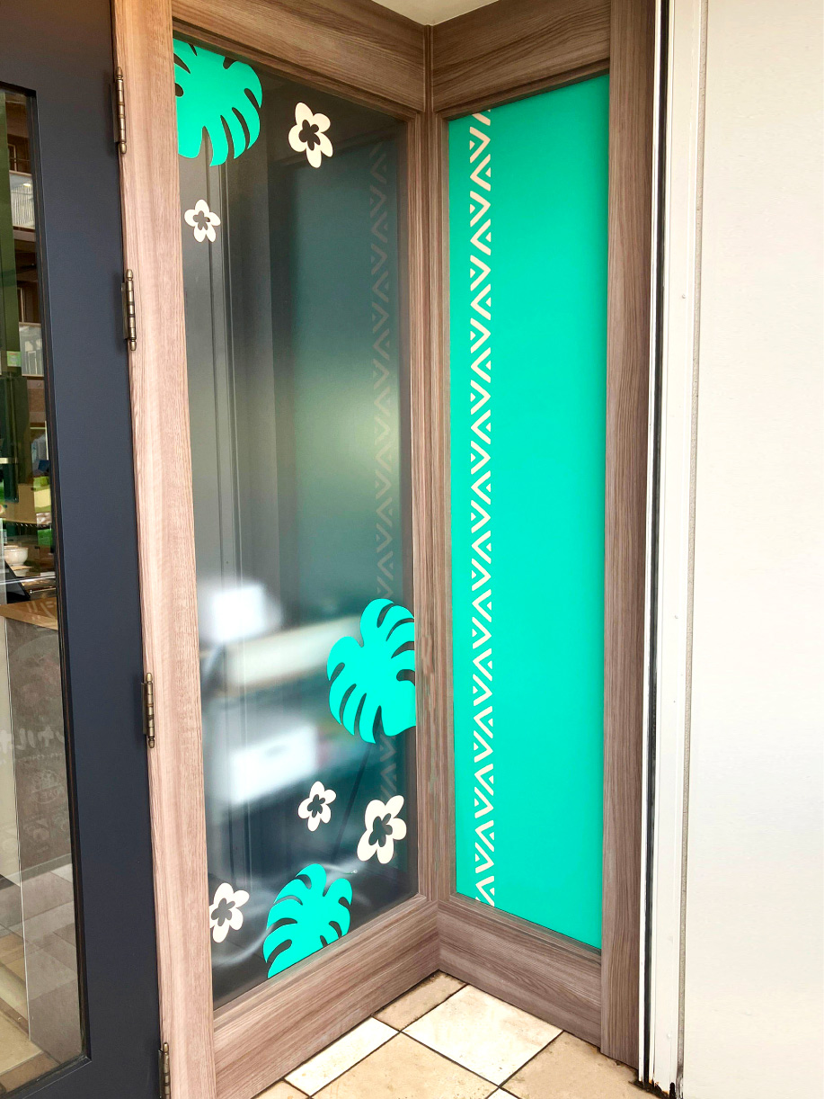 海鮮丼専門店-ポップな看板-ウィンドウ