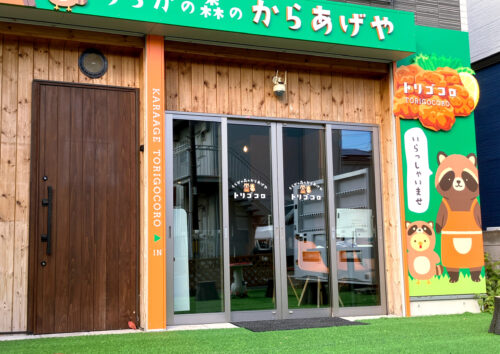 無機質なシャッターレールもオレンジのシートで一気にかわいらしく