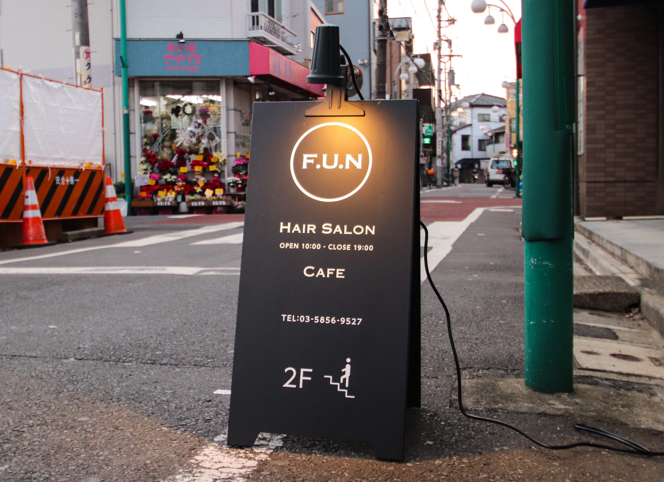 サロン-シンプルな看板-スタンドサイン