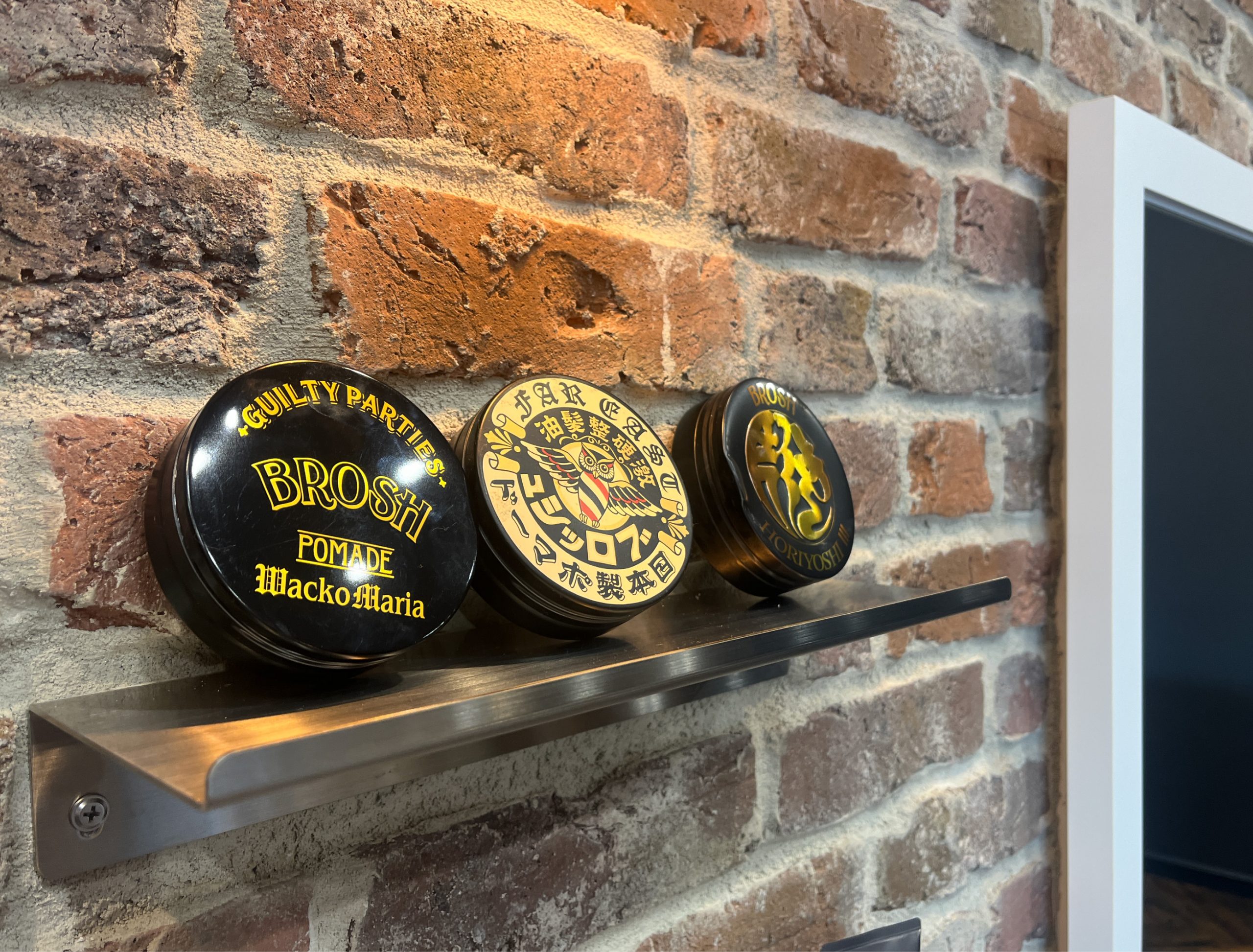 サロン-インパクトのある看板-ポマード