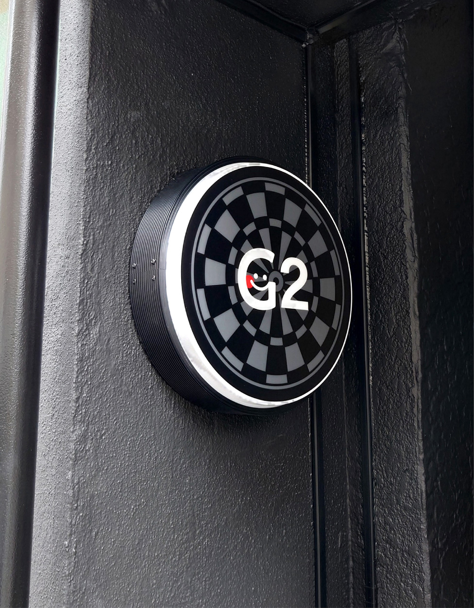 ダーツバー-スタイリッシュな看板-壁面サイン