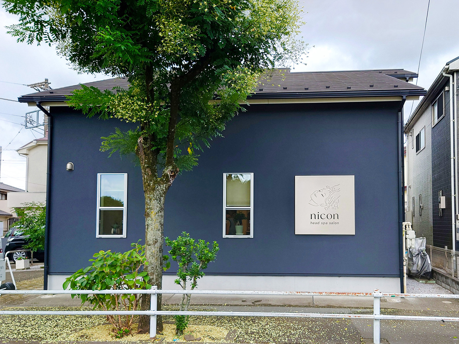 サロン-スタイリッシュな看板-壁面サイン