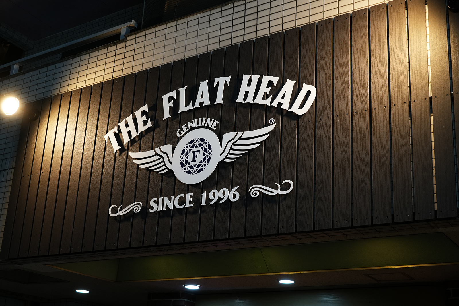 洋服屋さん-おしゃれな看板-切文字