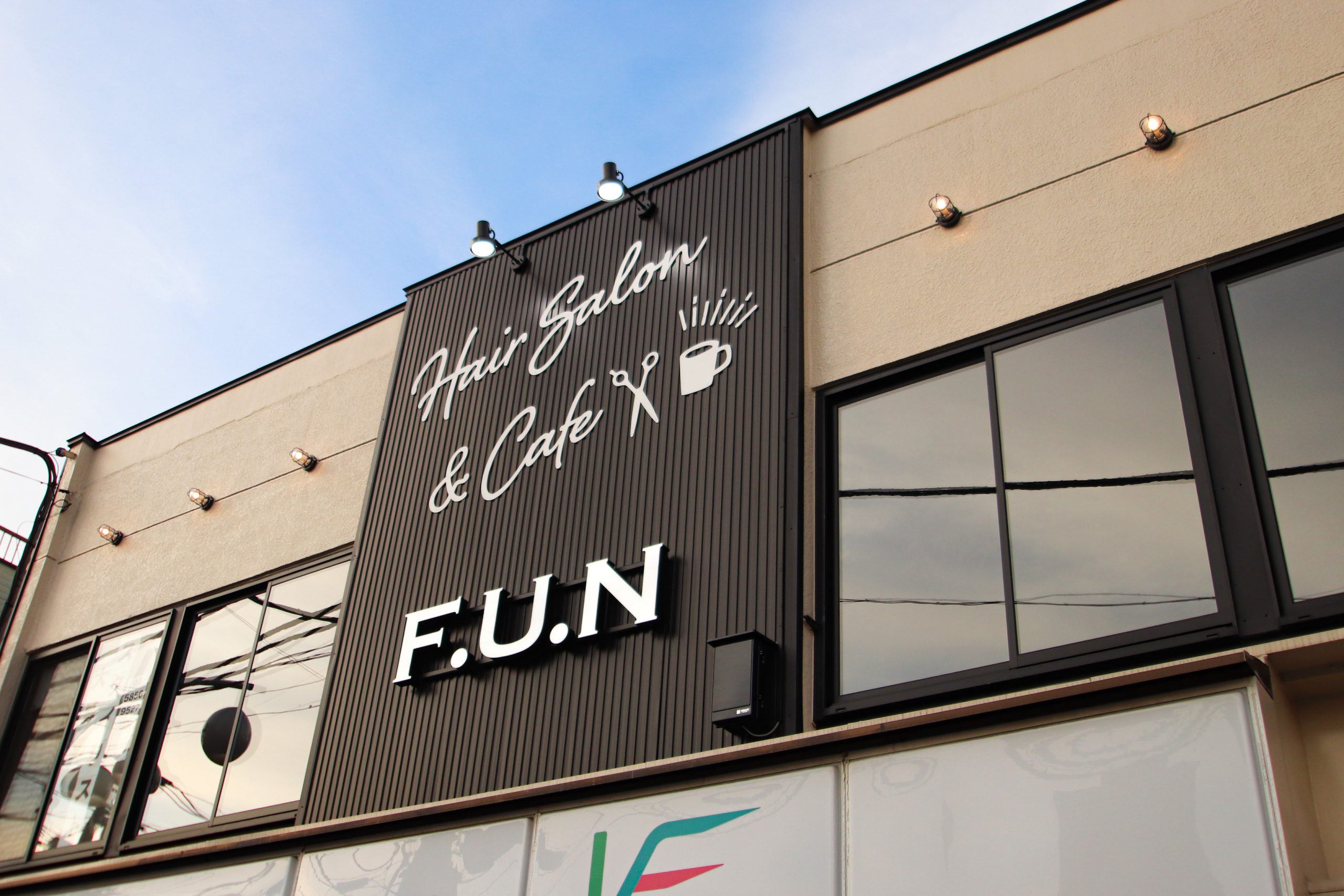 サロン-シンプルな看板-明るい時の壁面サイン