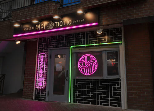 ライン状照明とネオン風サインで夜間もカラフルな雰囲気に