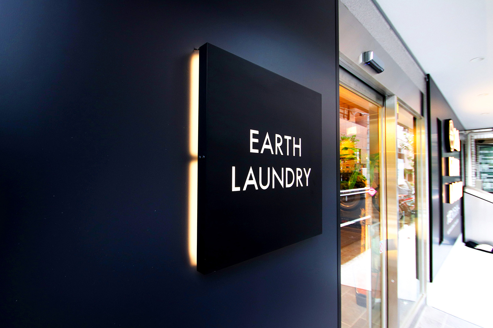 コインランドリー-おしゃれな看板-外観