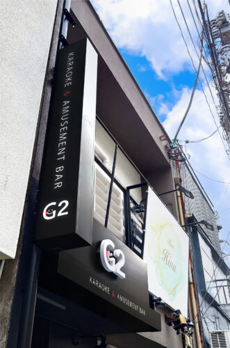 内照式大きな袖看板。夜間でも通行者にアピール可能です