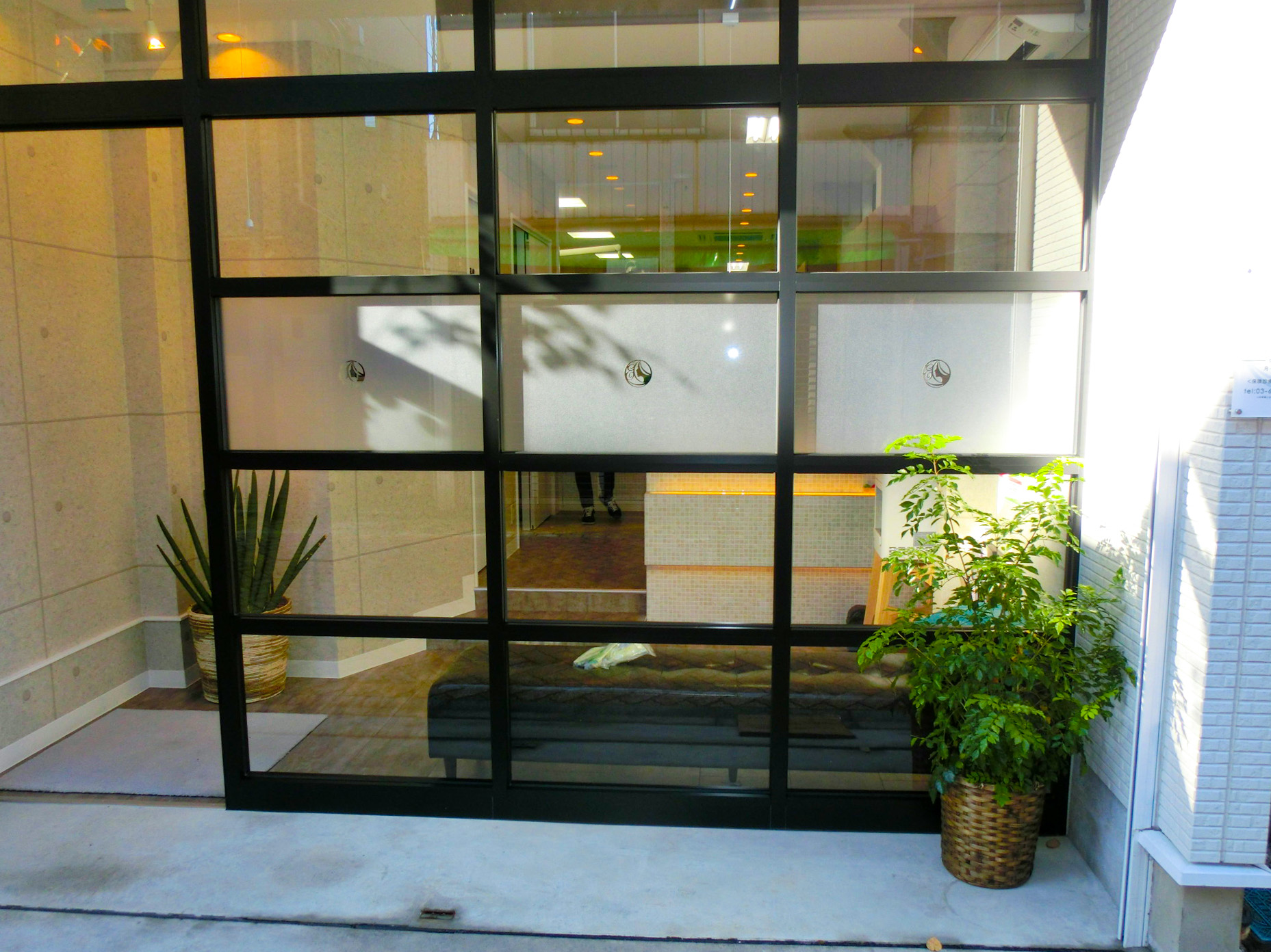 歯医者-おしゃれな看板-外観