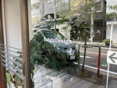 ウィンドウに入れたロゴマークがアクセントになっています