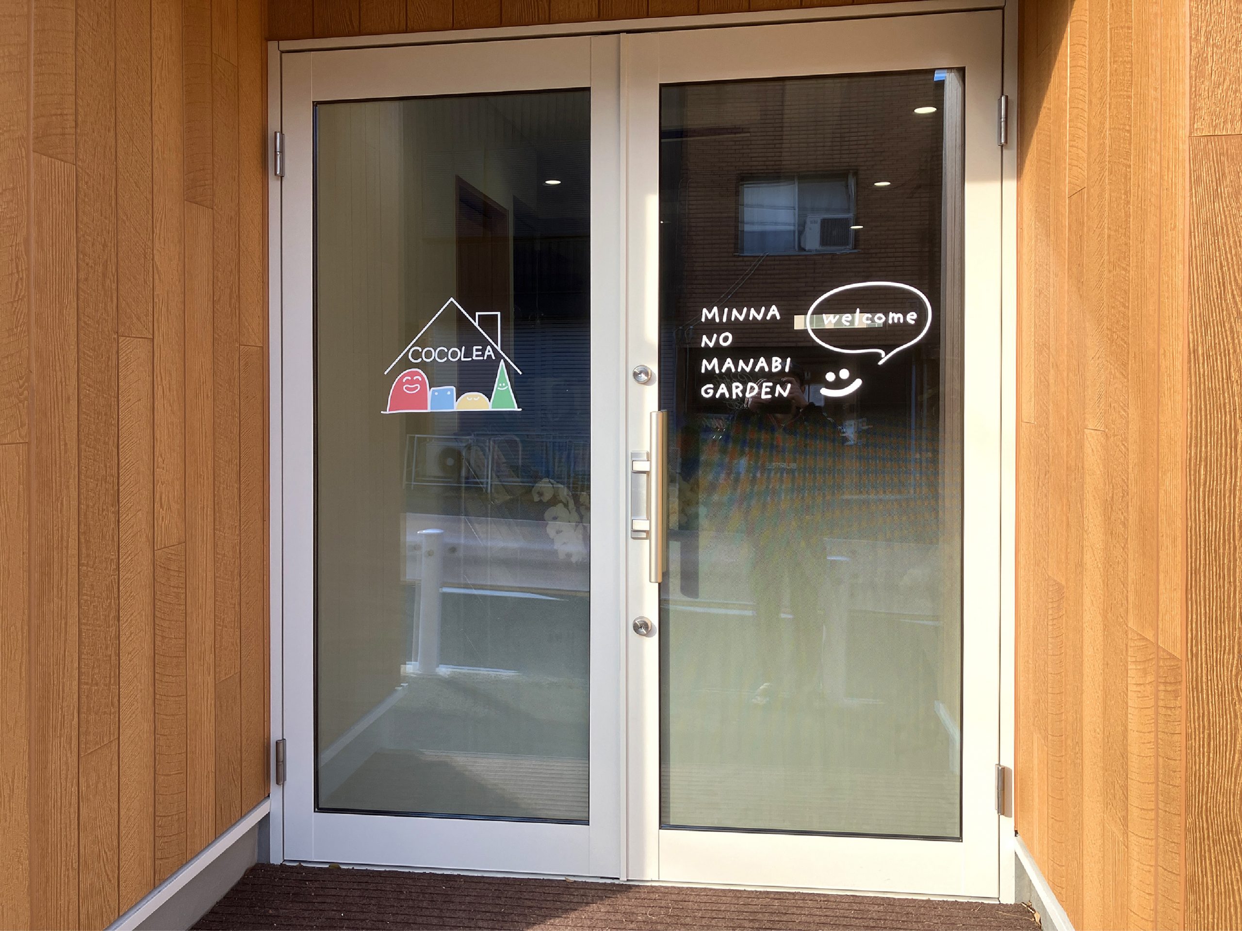 スクールのおしゃれな看板 入口窓 入口ウインドウ