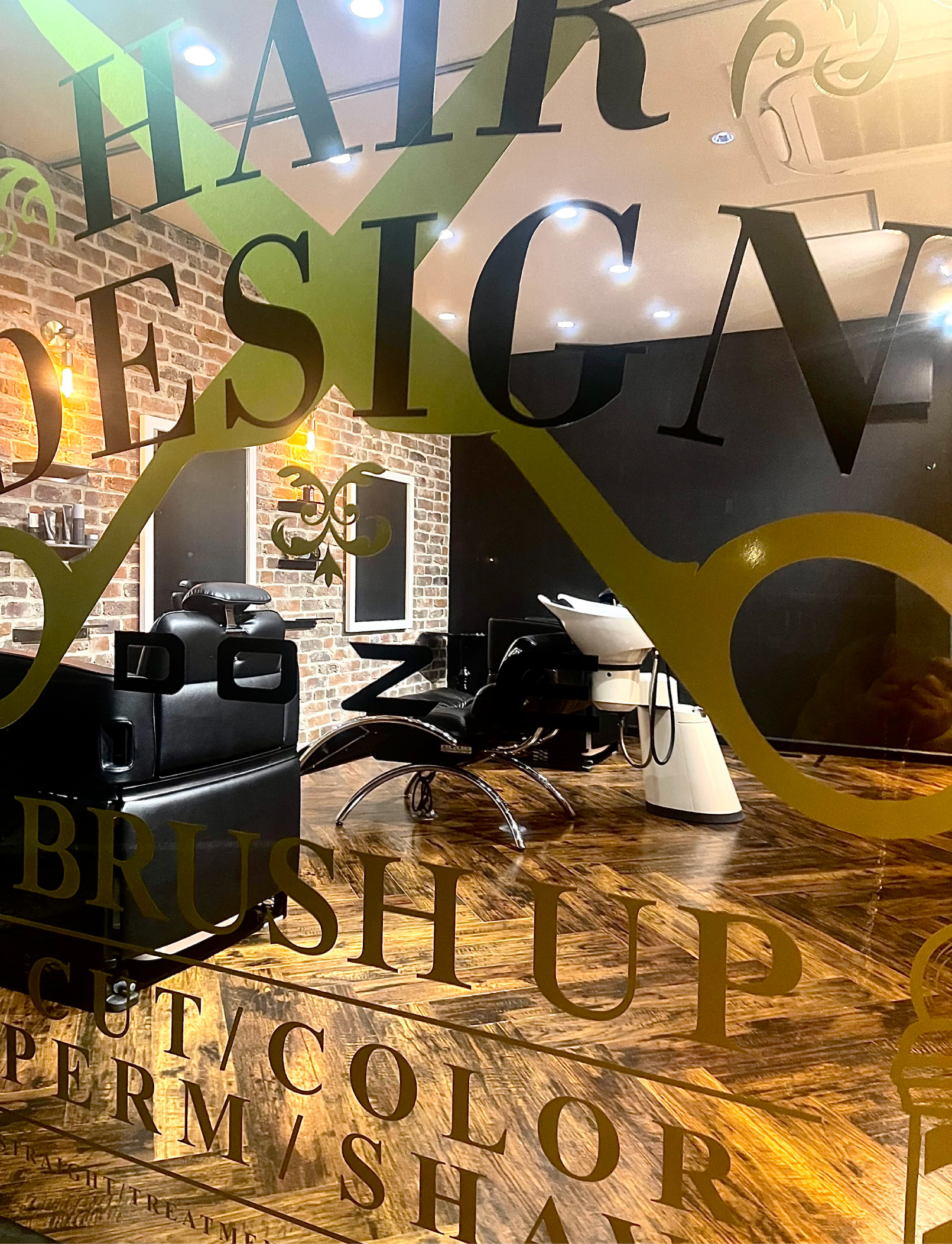 サロン-インパクトのある看板-ウィンドウサイン