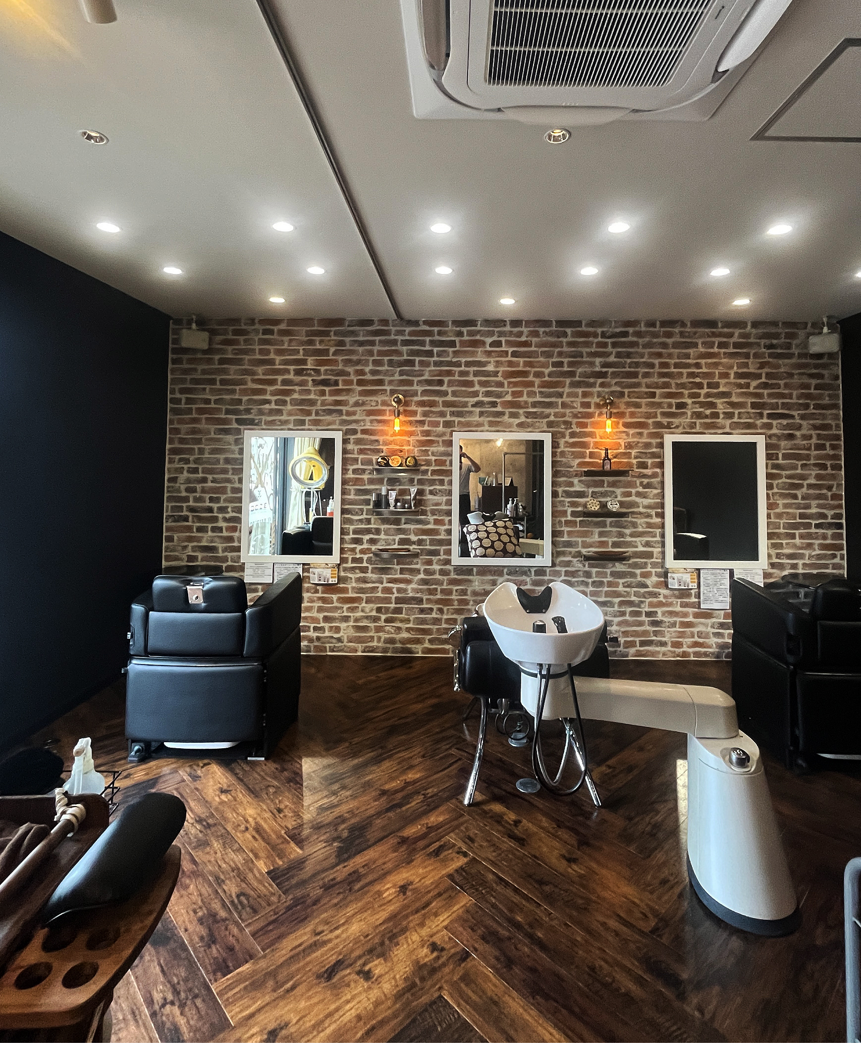 サロン-インパクトのある看板-店内