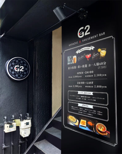 ブラックのカラーで門のようにアウトラインを作る事で店舗の存在感を出しています。