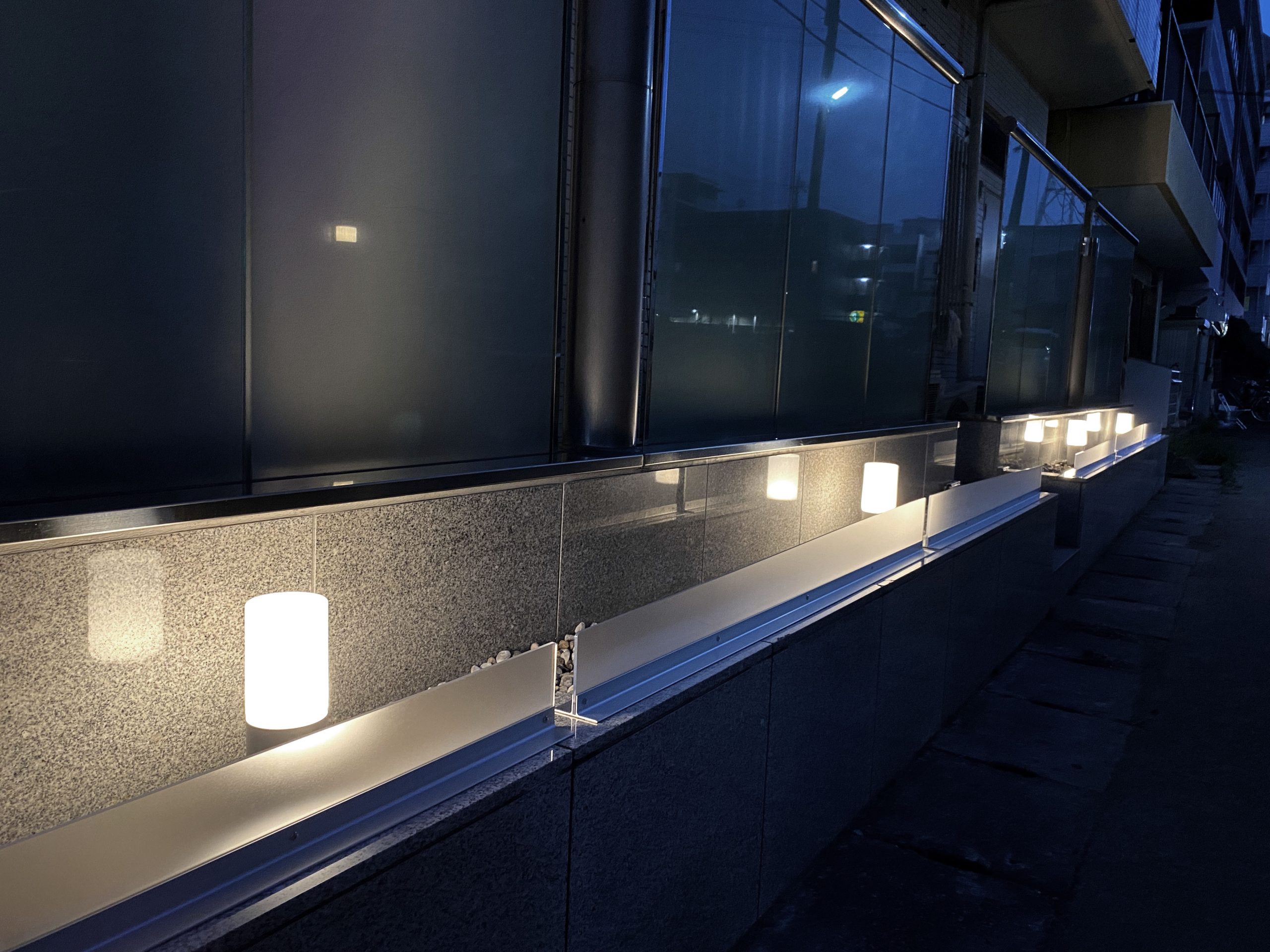 ホテル-おしゃれな看板-照明