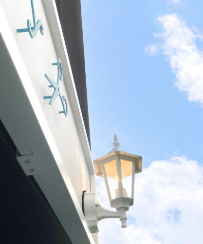 メインサインには切文字で店名を入れました。枠は額縁のように立ち上げています
