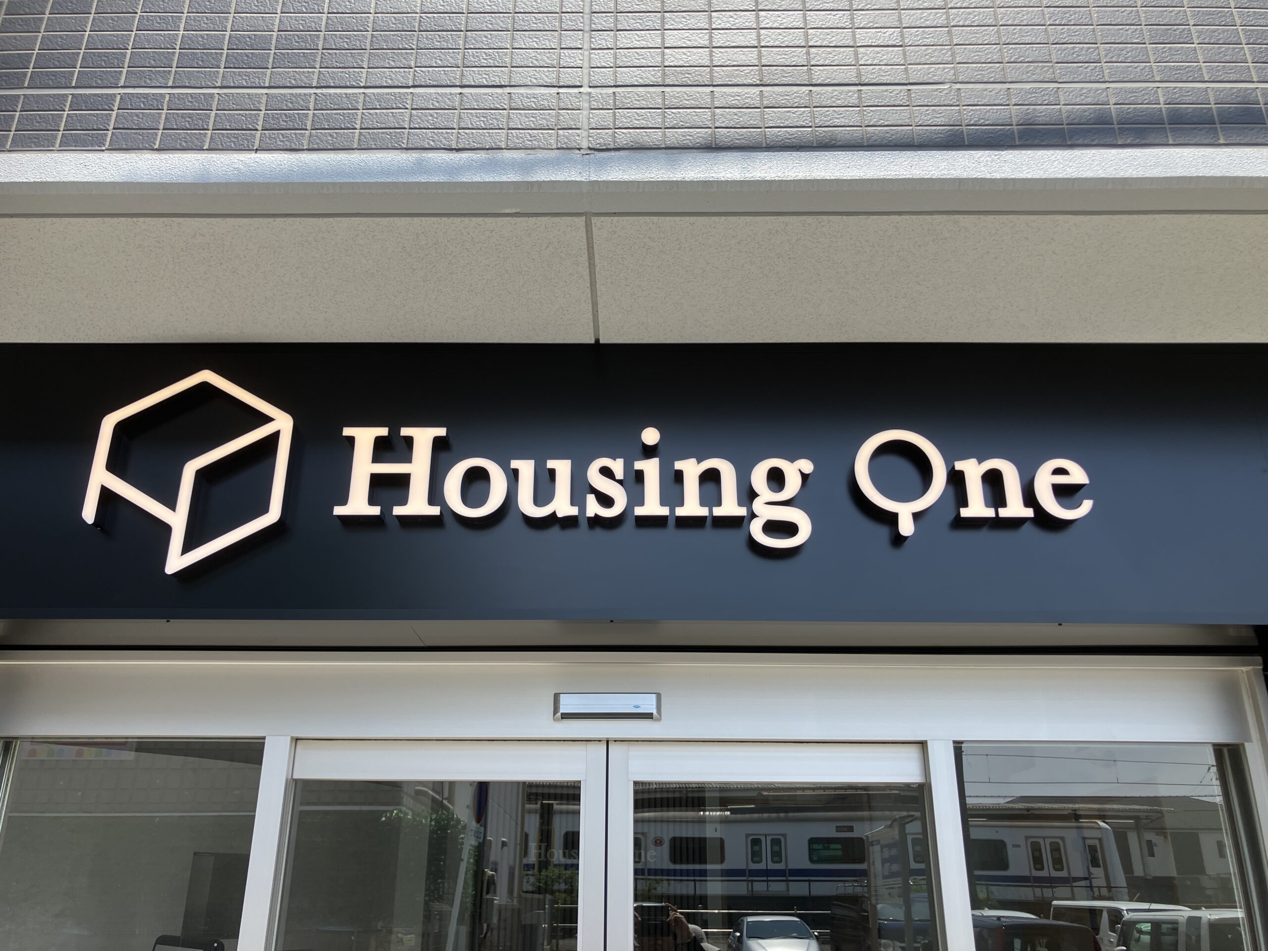 Housing One_不動産の看板の写真_チャンネル文字